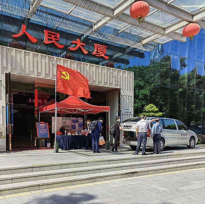 保安部做好卡口检查.jpg