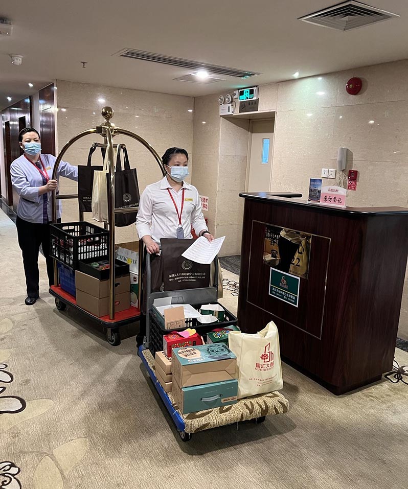 房务部准备防疫及会务物资.jpg