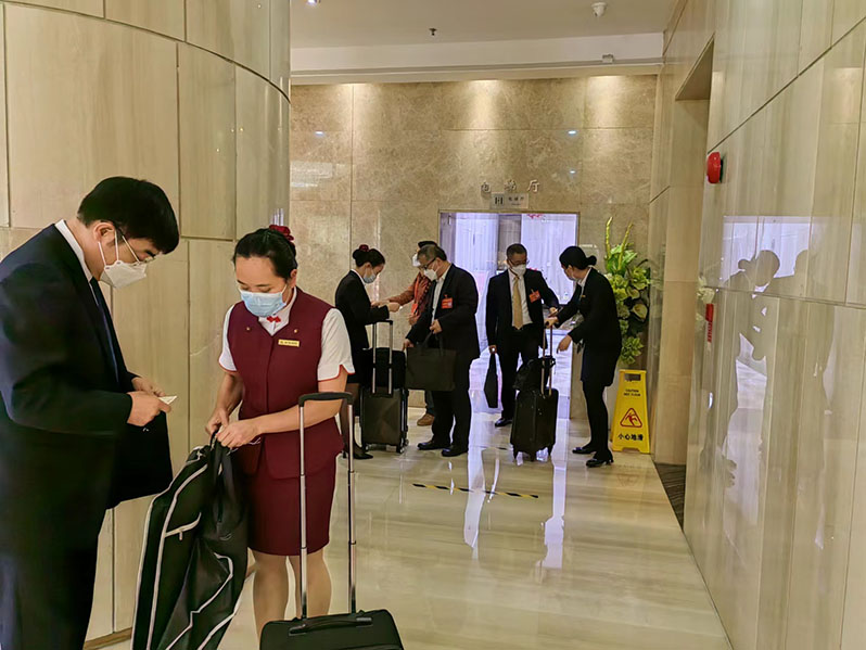 前厅部服务代表退房.jpg